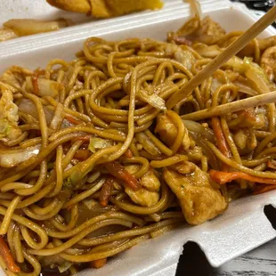 Chicken lo mein.