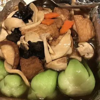 Braised Tofu with Mushrooms and Vegetable