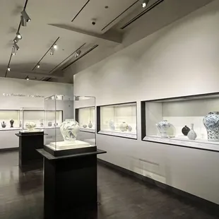 Korean antiques and pottery exhibit at AAM @ 10/2024