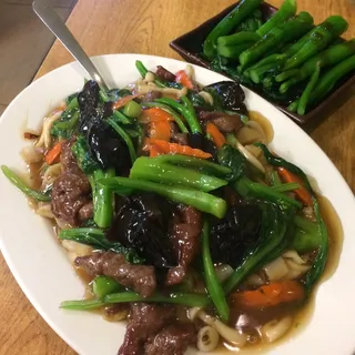 81. Beef Chow Fun (Gravy)