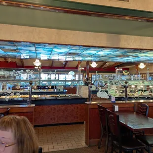 Hot and cold food bar