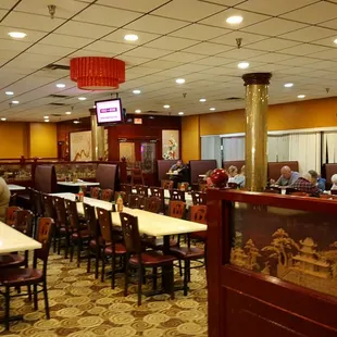 Large nicely decorated dining room.
