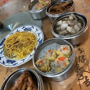 Dim sum (1 Shu Mai 4 Pcs, chicken feet, 5 Pai Gu Dish)