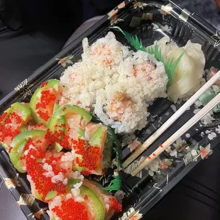 Lemon salmon &amp; spicy tuna roll with crunch