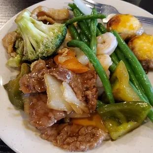 Chicken broc, beef &amp; peppers, garlic shrimp, string beans, and cheesy mushrooms.