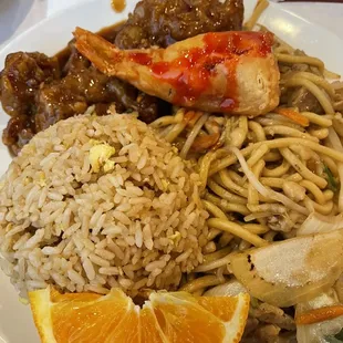 Early bird special D: chicken chow mein and General 's Chicken