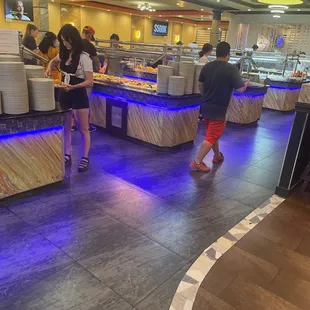 服务很好，东西很多 Egg Roll Lo Mein