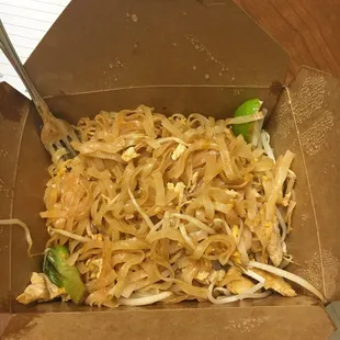Pad Thai with hardly any sauce and chicken