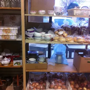 There is even a small area for bowls and cups