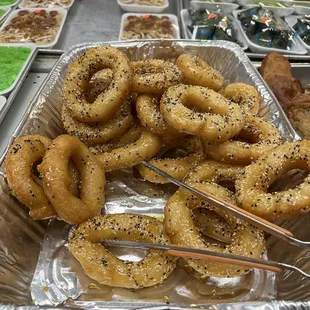 a tray of onion rings