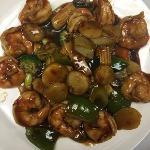 a plate of food with broccoli and shrimp