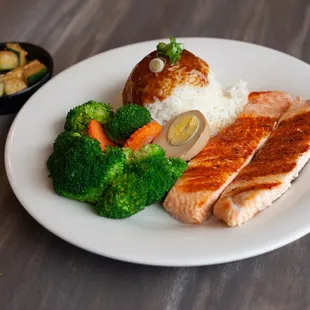 Grilled salmon rice plate
