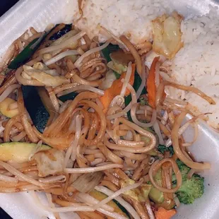 Vegetable lo mein.. this is absolutely delicious. Comes with the side of the white rice