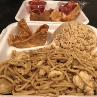 Small order (lunch) chicken lo mein with extra side of 2 crab Rangoon