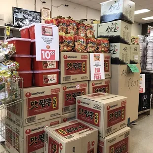 ramen and noodles, interior