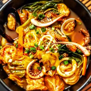 Homecooked:  Jjamppong ~ Korean Spicy Seafood  Noodle soup.    Warms my inner soul  ;þ