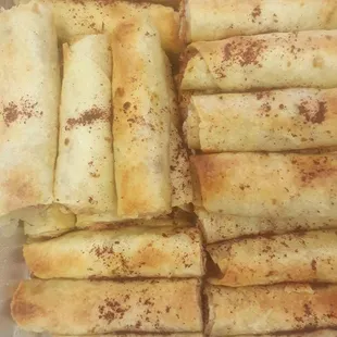 Rolls stuffed with chicken, onion and spices