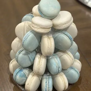 Vanilla bean and blueberry macrons