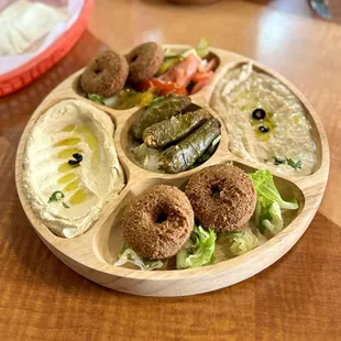 M6. Vegan Platter with additional falafel instead of vegetarian rolls.