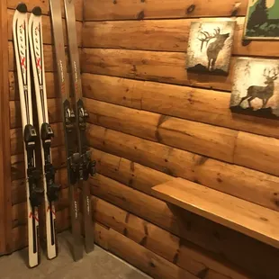 two skis leaning against the wall