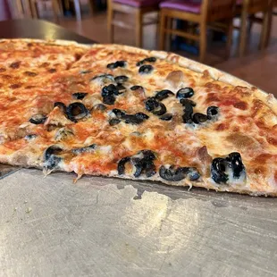 Extra cheese, half Italian sausage and black olives. The crust was perfect!!!