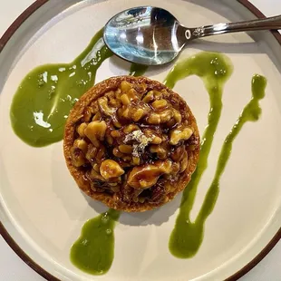 Pecan pie with pistachio cream