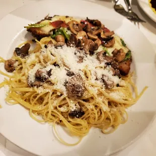 Small portion of veal saltimbocca with fettuccini was the best bite of thew night.  Tender and juicy.