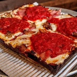 The 4 slice version of their pizza ensures that each slice has 2 crispy edges.