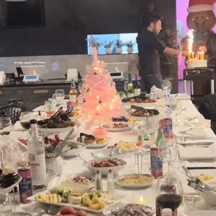 Most of the food was eaten by this point, but here&apos;s a picture of the setup they allowed me to have (: