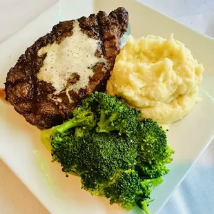 Ribeye steak with mashed potatoes and broccoli