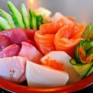 My beautiful chirashi bowl: very fresh sushi!!