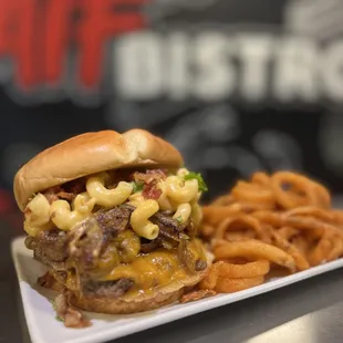 a cheeseburger with macaroni and cheese