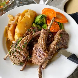Lamb chops with lemon potatoes