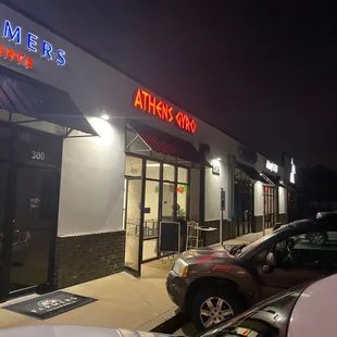 the outside of a restaurant at night