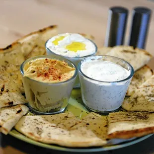 This is a really good appetizer what sauces are amazing that come with it