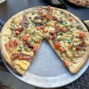 Prosciutto and arugula pizza