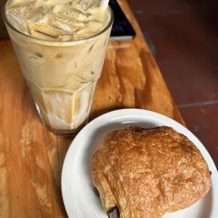 Golden Latte and pain e chocolate