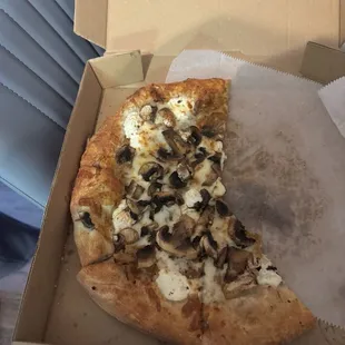 white pizza with.... mushrooms??!!