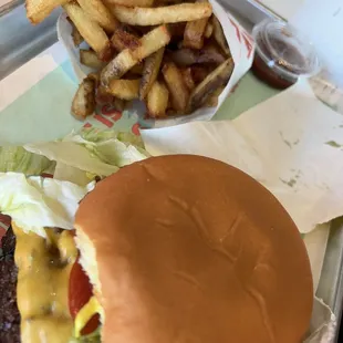 Atomic Burger, fries, spicy ketchup