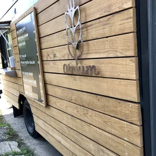 the outside of a food truck