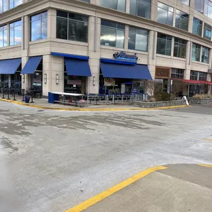 Streetscape &amp; outdoor seating