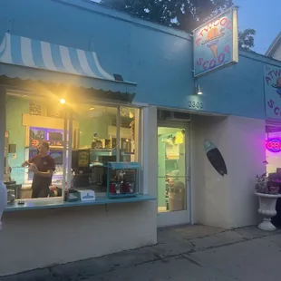 the outside of a small ice cream shop