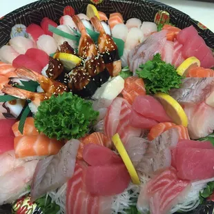 Sushi &amp; Sashimi Combo Platter