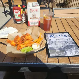 a plate of wings and a drink