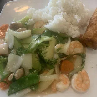 E8. Moo Goo Gai Pan lunch special.