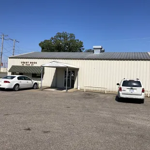 view of entrance and parking lot (just prior to lunch rush)