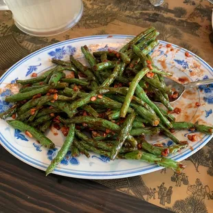 a plate of green beans on a table