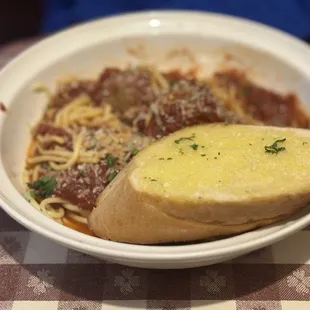 a bowl of spaghetti and bread