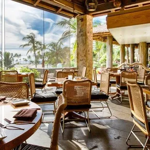 Dining outdoors at the Aulani, A Disney Resort &amp; Spa