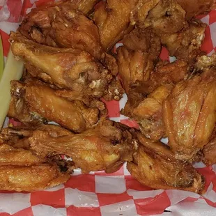 Ordered mild wings. they were plain. Was not offered a replacement. Instead they said I could come pick up my sauce.....and not toss them.